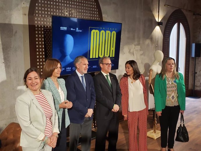 La secretaria de CEOE CyL, Teresa Cetulia; la diputada provincial Magdalena Rodríguez; el presidente de FES, Andrés Ortega; Mariano Veganzones; la gerente de FES, Beatriz Escudero y la secretaria de la delegación de la Junta, Ana Fuente.