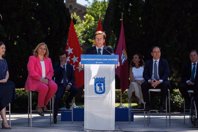 El alcalde de Madrid, José Luis Martínez-Almeida (c), acompañado por la vicealcaldesa, Inma Sanz (i), y todos los miembros del Gobierno municipal, ha hecho balance de la actividad desarrollada por el equipo de Gobierno durante el primer año de mandato