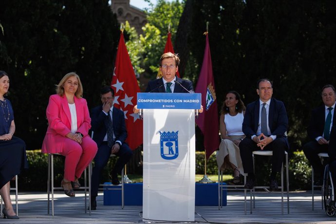 El alcalde de Madrid, José Luis Martínez-Almeida (c), acompañado por la vicealcaldesa, Inma Sanz (i), y todos los miembros del Gobierno municipal, ha hecho balance de la actividad desarrollada por el equipo de Gobierno durante el primer año de mandato, 