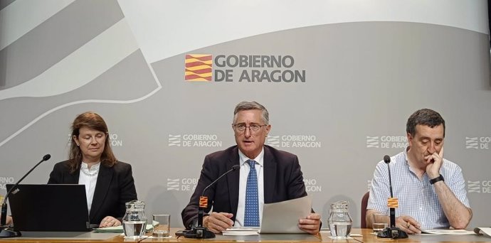 La directora general de Gestión Forestal, Ana Oliván; el consejero de Medio Ambiente y Turismo, Manuel Blasco; y el jefe de servicio de Planificación y Gestión Forestal, Enrique Arrechea.