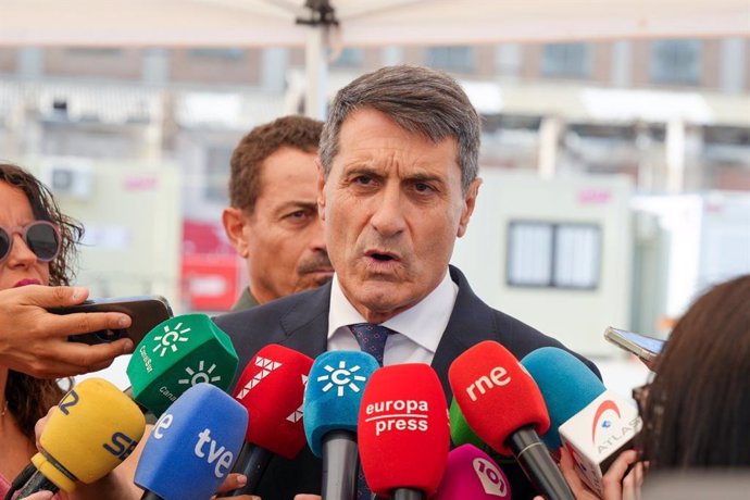 El delegado del Gobierno de España en Andalucía, Pedro Fernández, en una atención a medios. (Foto de archivo).