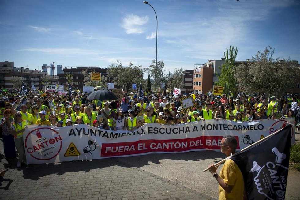 Archivo - Manifestantes con pancartas durante la protesta para exigir al Ayuntamiento que construya su cantón lejos de colegios y viviendas, a 14 de abril de 2024, en Madrid (España). Organizado por la Asociación Vecinal de Montecarmelo y Plataforma No