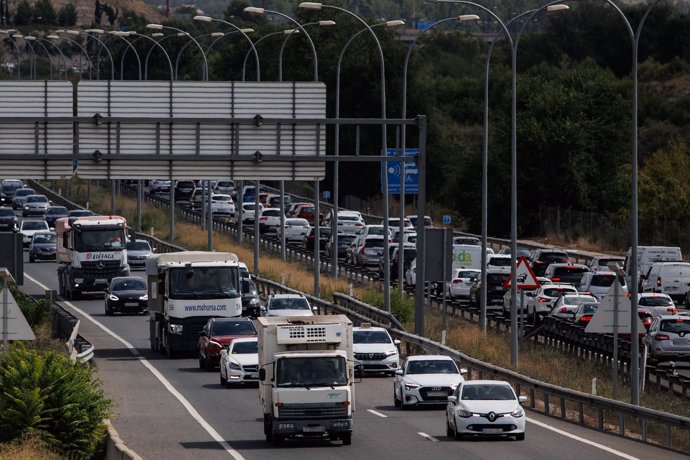 Archivo - Atasco en la autovía A-3, a 1 de septiembre de 2023, en Madrid (España). 