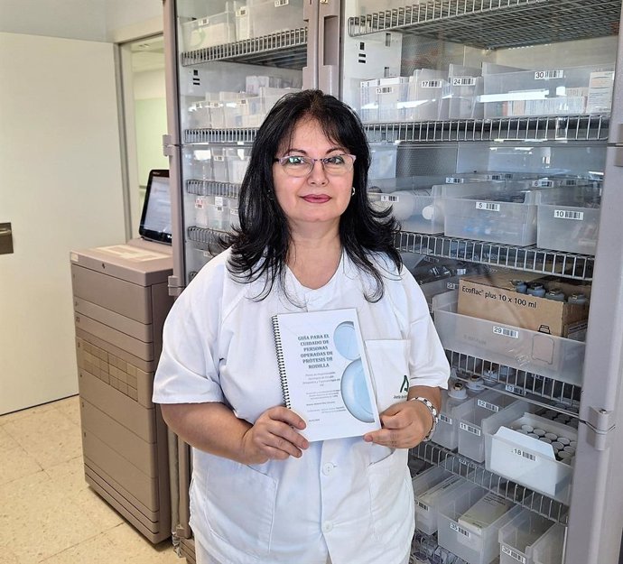 La enfermería del Servicio de Traumatología y Cirugía Ortopédica del Hospital Infanta Elena de Huelva Nohemí Ríos, creadora de la guía.