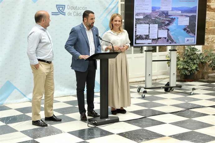 La presidenta de Diputación, Almudena Martínez, con el vicepresidente Juancho Ortiz y el alcalde de Algar explicando el proyecto del Tajo del Águila.