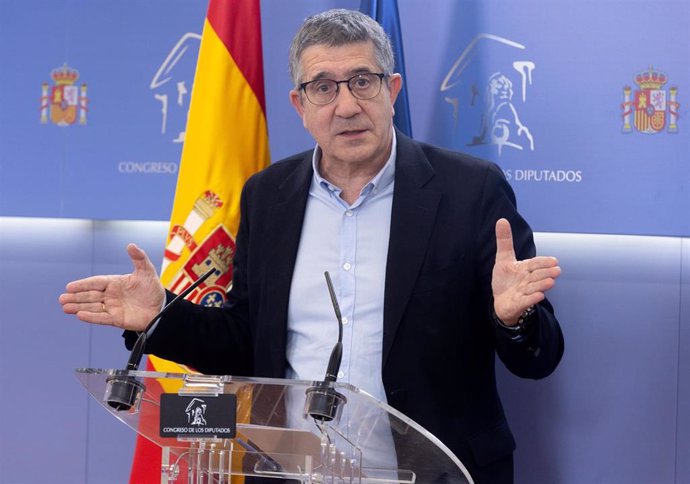 El portavoz del PSOE en el Congreso, Patxi López, durante una rueda de prensa posterior a la Junta de Portavoces, en el Congreso de los Diputados, a 18 de junio de 2024, en Madrid (España).