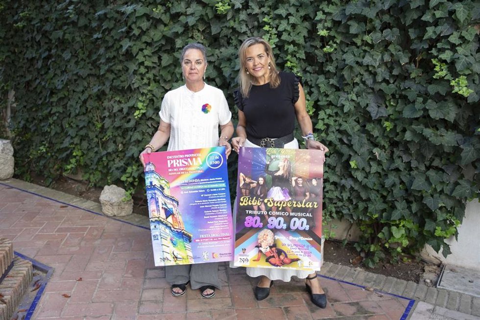 La delegada de Igualdad en la Diputación de Córdoba, Auxiliadora Moreno (dcha.), en la presentación del Encuentro Provincial LGTBIQ+ que se llevará a cabo en Aguilar de la Frontera.