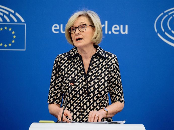 Archivo - HANDOUT - 18 April 2023, France, Strasbourg: Mairead McGuinness, European Commissioner for Financial Stability, Financial Services and the Capital Markets Union, speaks during a press conference on the reform of the bank crisis management and de