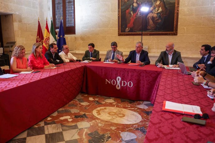 Reunión del Gobierno local con agentes sociales y grupos municipales para abordar el proyecto urbanístico del Canal de la Expo.