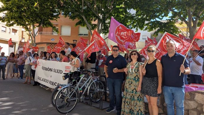 Concentración de trabajadores del Hospital Quirón Salud en Albacete.