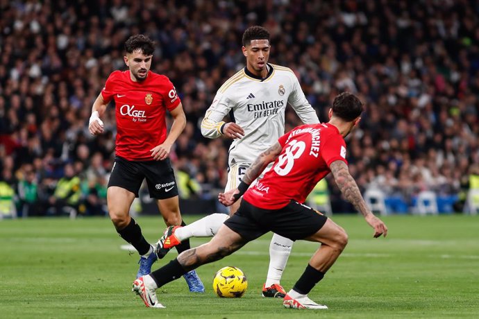 Archivo - Manu Morlanes of RCD Mallorca, Jude Bellingham of Real Madrid and Antonio Sanchez of RCD Mallorca in action during the Spanish League, LaLiga EA Sports, football match played between Real Madrid and RCD Mallorca at Santiago Bernabeu stadium on J