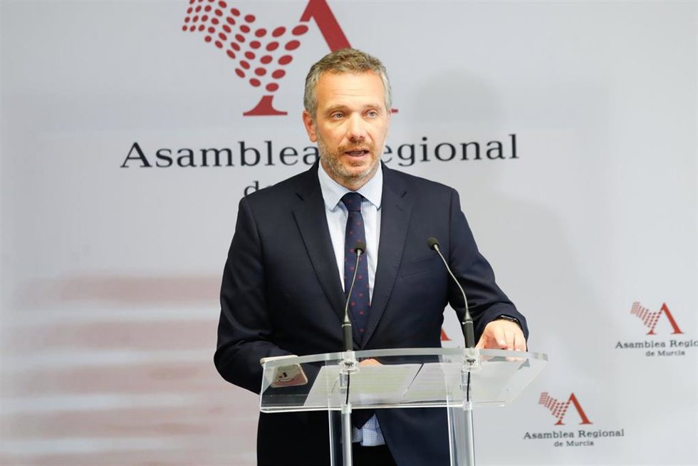 El portavoz del Grupo Parlamentario Popular, Joaquín Segado, en una rueda de prensa tras la intervención del presidente de la Región de Murcia, Fernando López Miras, en la primera sesión del Debate del estado de la Región
