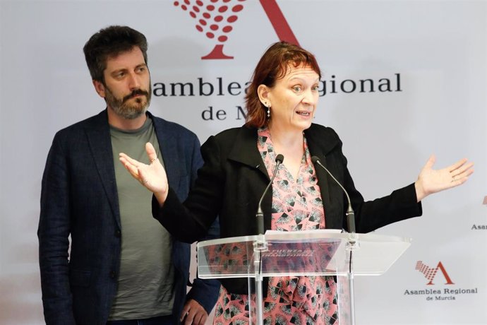 La portavoz del Grupo Mixto en la Asamblea Regional, la diputada de Podemos, María Marín, en la rueda de prensa tras la primera sesión del Debate del estado de la Región