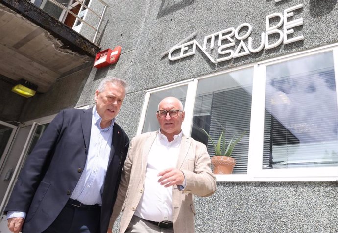 O conselleiro de Sanidade, Antonio Gómez Caamaño, e o alcalde de Noia (A Coruña), Santiago Freire, visita o centro de saúde do municipio.