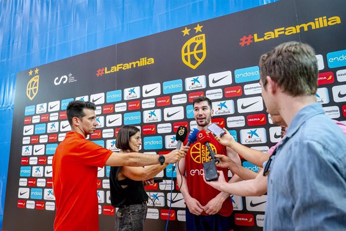 El jugador de la selección española Dario Brizuela atiende a los medios de comunicación tras un entrenamiento.