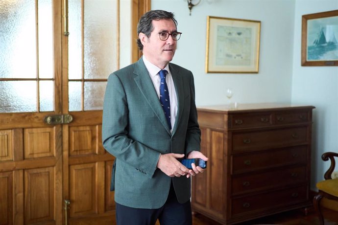 El presidente de la CEOE, Antonio Garamendi, a su llegada a los Cursos de Verano de 2024 de la UIMP, en el Palacio de la Magdalena, a 18 de junio de 2024, en Santander, Cantabria (España). La Universidad Internacional Menéndez Pelayo (UIMP) inició ayer su