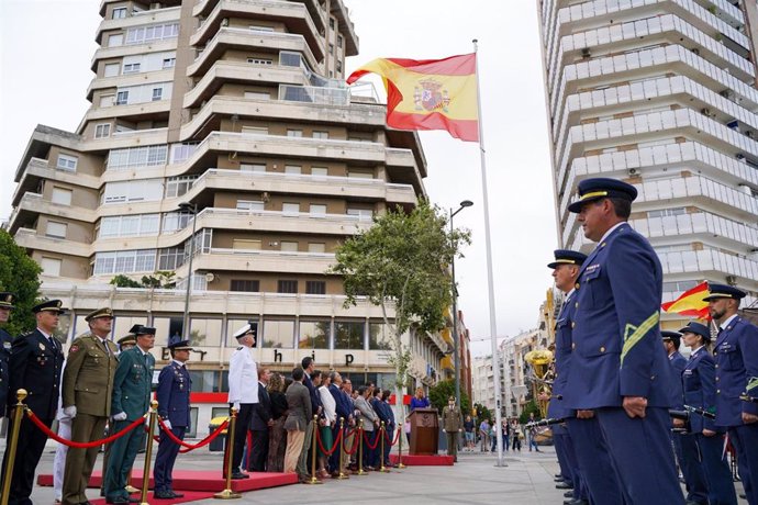 Acto de izada de la bandera de España en la plaza 12 de Octubre de Huelva.