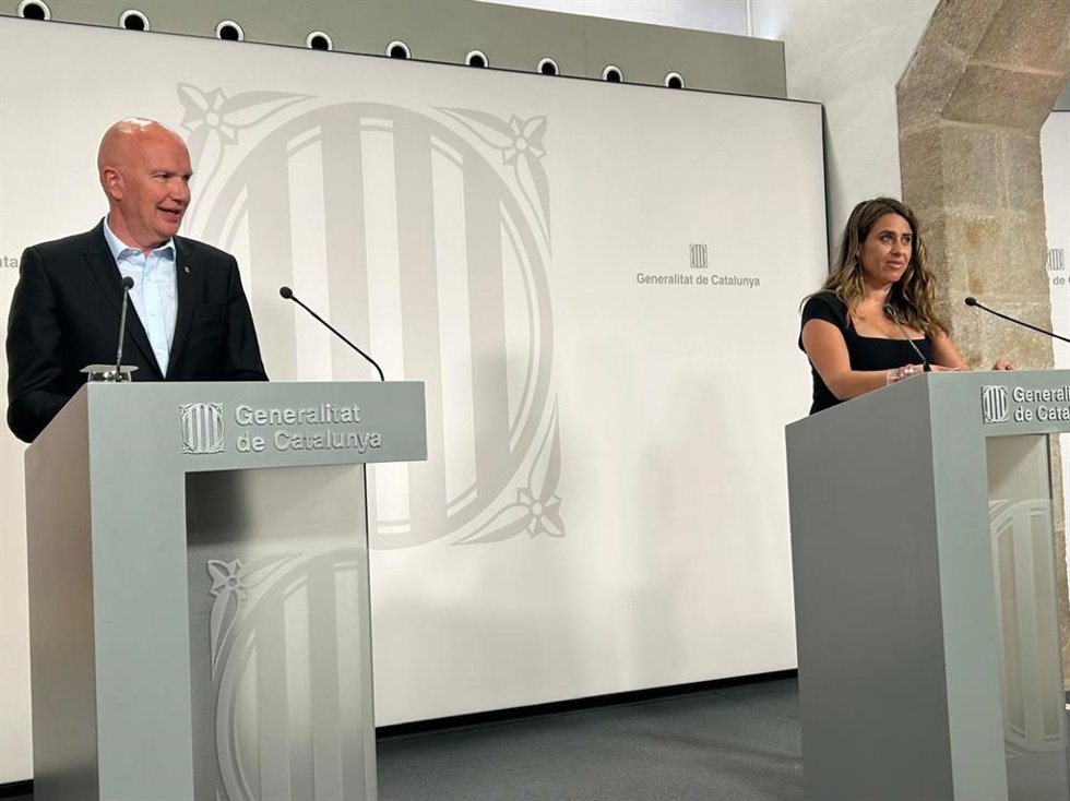El conseller de Acción Climática, David Mascort, y la portavoz del Govern, Patrícia Plaja, en una rueda de prensa en el Palau de la Generalitat