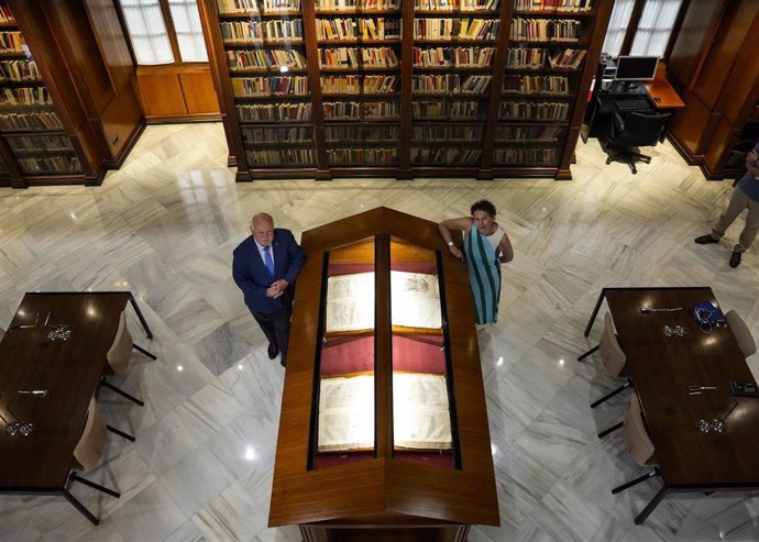 El presidente del Parlamento andaluz, Jesús Aguirre, y la jefa del Servicio de Biblioteca, Amalia Buzón, en la presentación del servicio de préstamo digital.