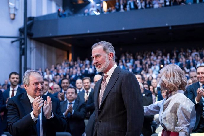 (I-D) El ministro de Industria, Jordi Hereu; el Rey Felipe Vi, y la presidente de Cotec, Cristina Garmendia, durante la presentación del ‘Anuario 2024’ de la Fundación Cotec 