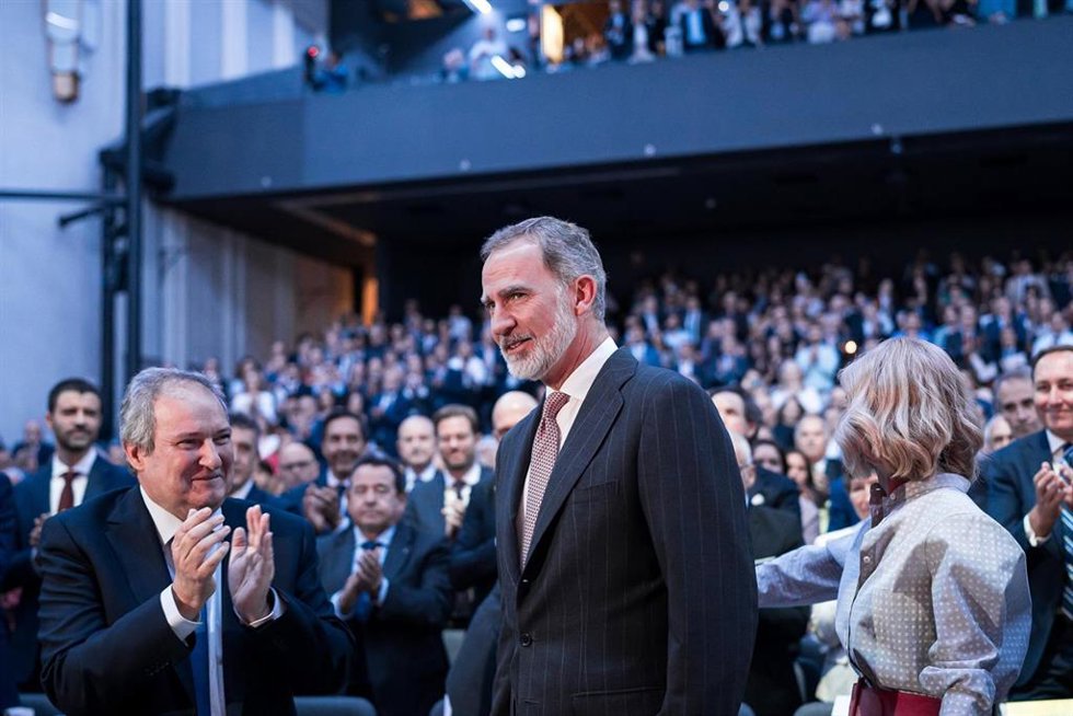 (I-D) El ministro de Industria, Jordi Hereu; el Rey Felipe Vi, y la presidente de Cotec, Cristina Garmendia, durante la presentación del Anuario 2024 de la Fundación Cotec 