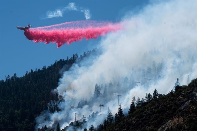 Archivo - Descargas aéreas en repuesta a un gran incendio en California en 2021