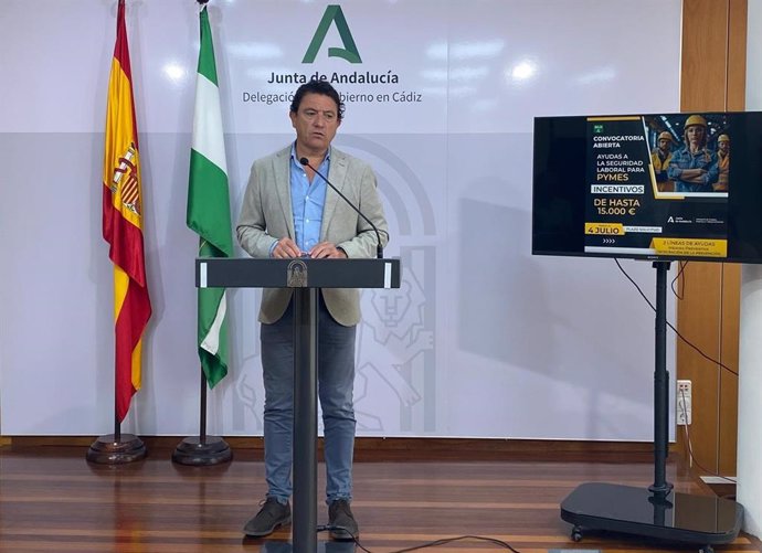 El delegado territorial de Empleo, Empresa y Trabajo Autónomo en la provincia de Cádiz, Daniel Sánchez, presenta en rueda de prensa las nuevas líneas de ayudas para pymes, autónomos y ayuntamiento de la provincia.