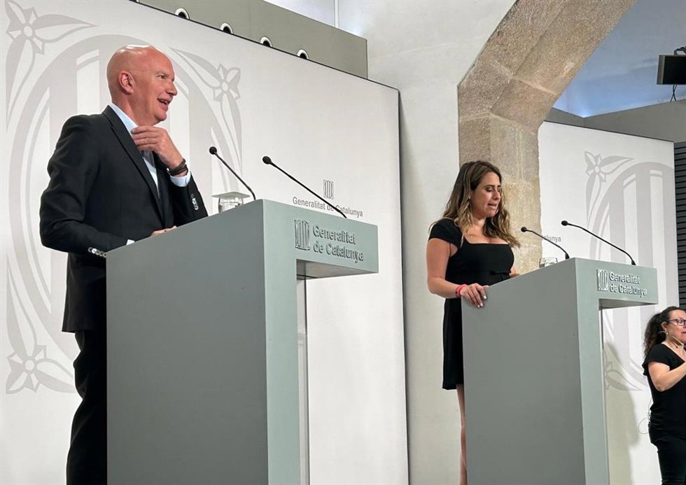 El conseller de Acción Climática, David Mascort, y la portavoz del Govern, Patrícia Plaja, en una rueda de prensa en el Palau de la Generalitat