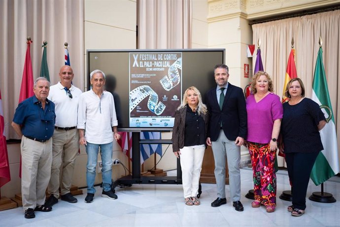 El concejal delegado del Distrito Este, Carlos Conde, junto a la presidenta de la AVV de El Palo, Mercedes Pírez, y el impulsor del Festival, Francisco Leal, presentan el Festival de Cortos El Palo 'Paco Leal'