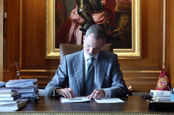 El Rey Felipe VI en su despacho del Palacio de la Zarzuela, a 5 de junio de 2024, en Madrid (España). La Zarzuela ha hecho públicas unas fotografías inéditas del Rey con motivo del décimo aniversario de su proclamación como Felipe VI. El próximo 19 de jun