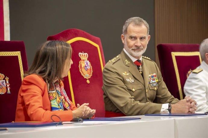 La ministra de Defensa, Margarita Robles, y el rey Felipe VI en la entrega de diplomas del XXV Curso Estado Mayor de las Fuerzas Armadas en el CESEDEN.