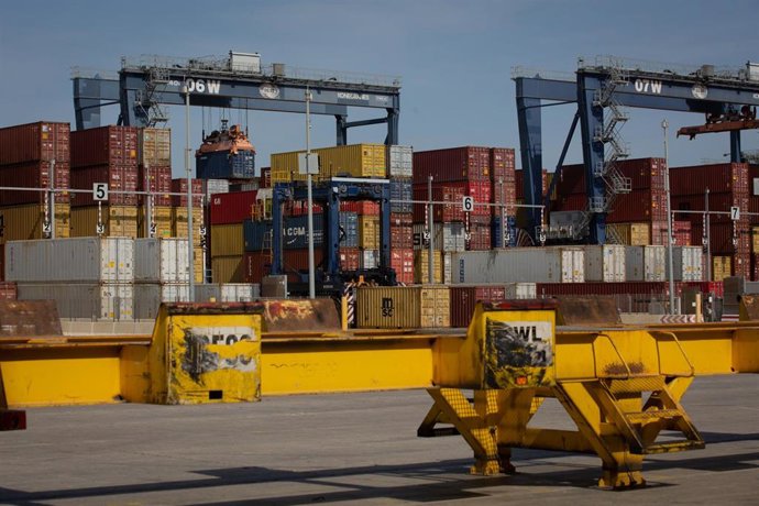 Archivo - Contenedores de mercancías en el muelle de descarga del Puerto de Barcelona.