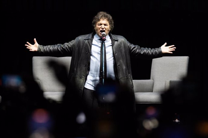 El presidente argentino, Javier Milei, durante la presentación de su libro ‘Capitalismo, socialismo y la trampa neoclásica’, en el Estadio Luna Park