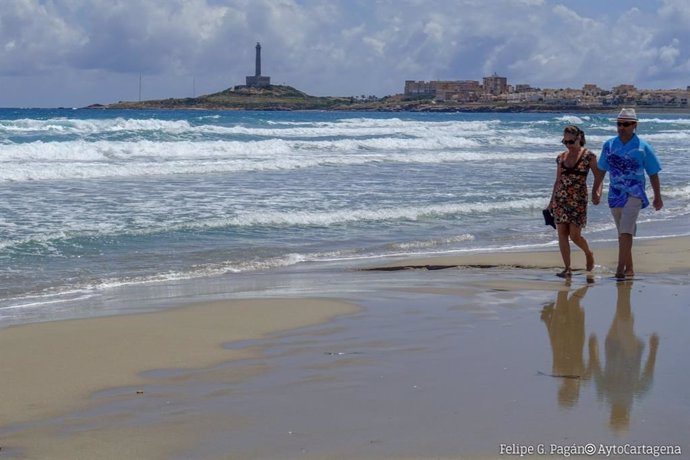 Archivo - Playa con el Faro de Cabo de Palos al fondo