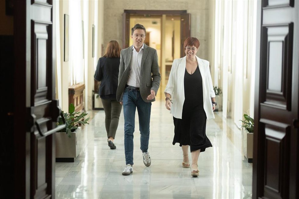 El diputado de Sumar Iñigo Errejón y la portavoz de Compromís, Águeda Micó, a su llegada a una reunión de la Junta de Portavoces en el Congreso de los Diputados, a 18 de junio de 2024, en Madrid (España).