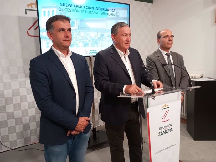 El vicepresidente segundo de la Diputación, Ramiro Silva; el presidente de la Diputación, Javier Faúndez; y el diputado de recaudación, José Manuel Salvador, en la sala de prensa de la Diputación de Zamora.