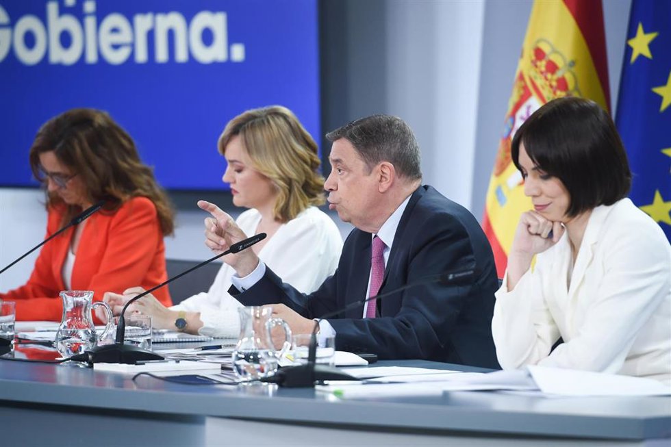 (I-D) La ministra de Sanidad, Mónica García; la ministra Portavoz, Pilar Alegría; el ministro de Agricultura, Pesca y Alimentación, Luis Planas y la ministra de Ciencia, Innovación y Universidades, Diana Morant, durante una rueda de prensa posterior al