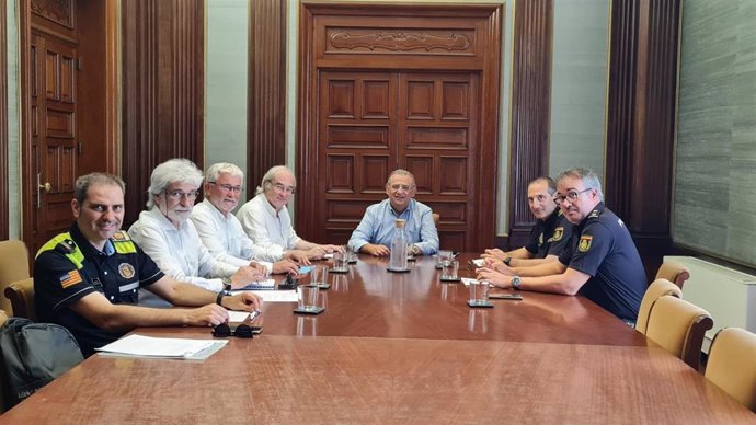 El delegado del Gobierno en Baleares, Alfonso Rodríguez, junto al director general de Emergencias e Interior, Sebastià Sureda, y miembros de los cuerpos de seguridad.