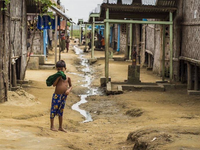 Archivo - Imagen de archivo de refugiados rohingyas en un campo de desplazados.