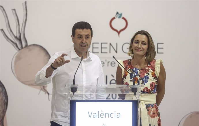 Los chefs valencianos Ricard Camarena y Begoña Rodrigo durante la presentación en València de la Green Guide de gastronomía y de la gala de sus premios que tendrá lugar en la ciudad en novimbre.