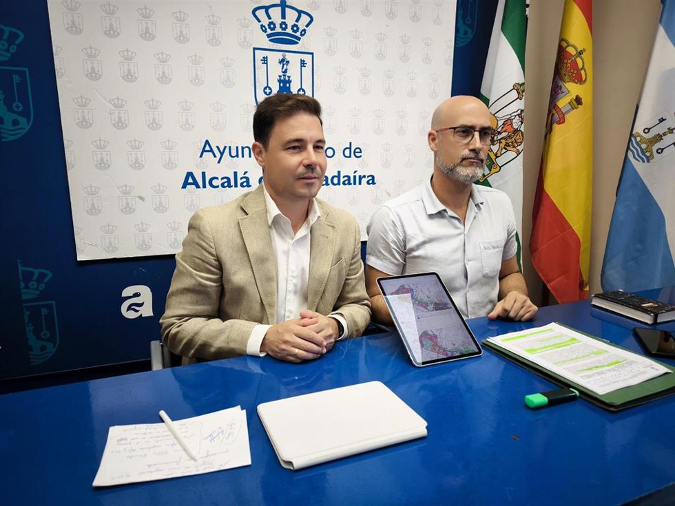 El delegado municipal de Urbanismo, Jesús Mora, a la izquierda, junto al delegado municipal de Desarrollo Económico, Pablo Chain, han presentado este martes las subvenciones.