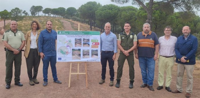 Martínez (centro), en la visita a las obras mejora de caminos forestales en Adamuz y Obejo.