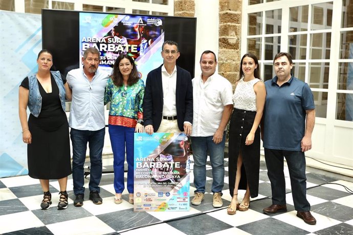 La diputada provincial, Ana Moreno, el alcalde de Barbate, Miguel Molina, y el presidente del Club Recortes de Mojama, José Diego Castillo, presentan la próxima edición del torneo de balonmano playa 'Recortes de Mojama' de Barbate