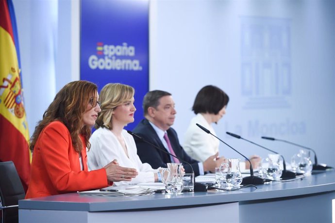 (I-D) La ministra de Sanidad, Mónica García, durante una rueda de prensa posterior al Consejo de Ministros, en el Palacio de la Moncloa, a 18 de junio de 2024, en Madrid (España).  