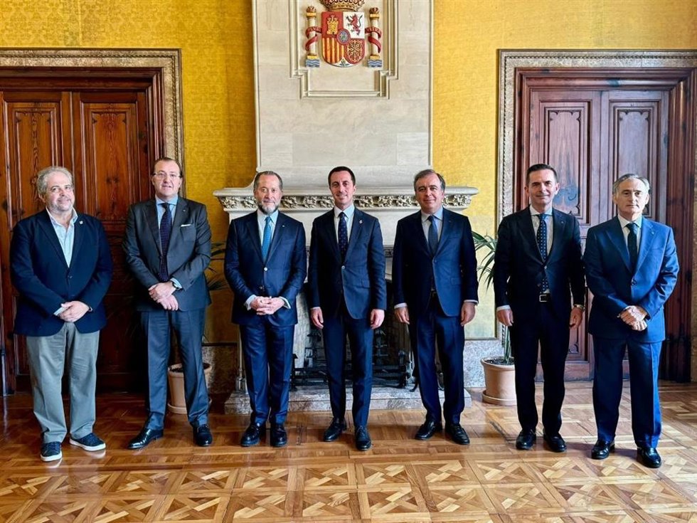 El presidente del Consell de Mallorca, Lloren Galmés, junto al presidente de Abanca, Juan Carlos Escotet, recibido en audiencia.