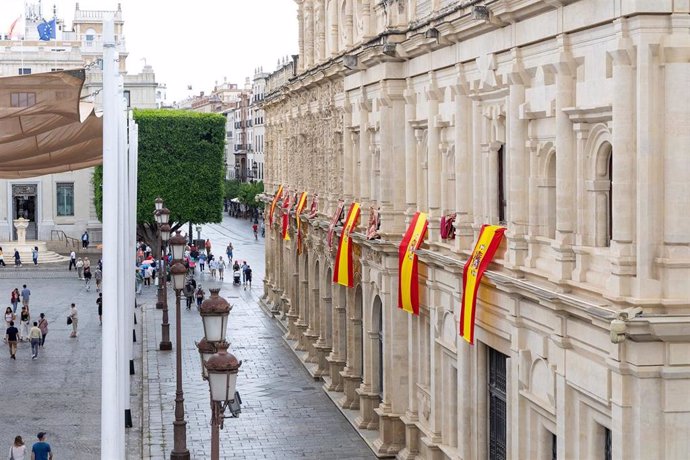 El Ayuntamiento de Sevilla engalana su fachada para celebrar los diez años de la proclamación del Rey Felipe VI.