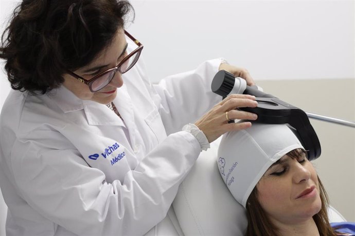 La doctora Victoria Fernández aplicando la neuroestimulación magnética.