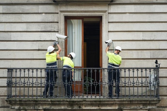 Operadores instalando cámaras de vigilancia en el exterior dle Ayuntamiento de Vitoria-Gasteiz