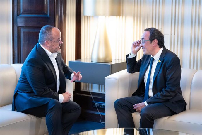 El presidente del Parlament, Josep Rull, se reúne con el líder del PP catalán, Alejandro Fernández