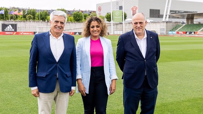 Los presidentes de la Real Federación Española de Fútbol (RFEF), Pedro Rocha, y de LaLiga, Javier Tebas, y la presidenta de Liga F, Beatriz Álvarez, se han reunido este martes en la Ciudad del Fútbol antes del sorteo del calendario de Primera.